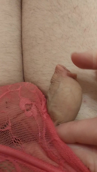 Cindy Belfast: Drobný klitoris stříká v růžových kalhotkách