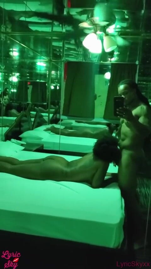 LyricsWay: Primera cita de sex tape mirror room club folla dreads...