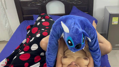 Antonnela: Ngentot kaya raya di sebelah adik tiriku yang lagi istirahat