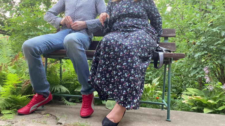 OurFetishLife: Sexy honění v latexové rukavici venku a vzít rukavici pro...