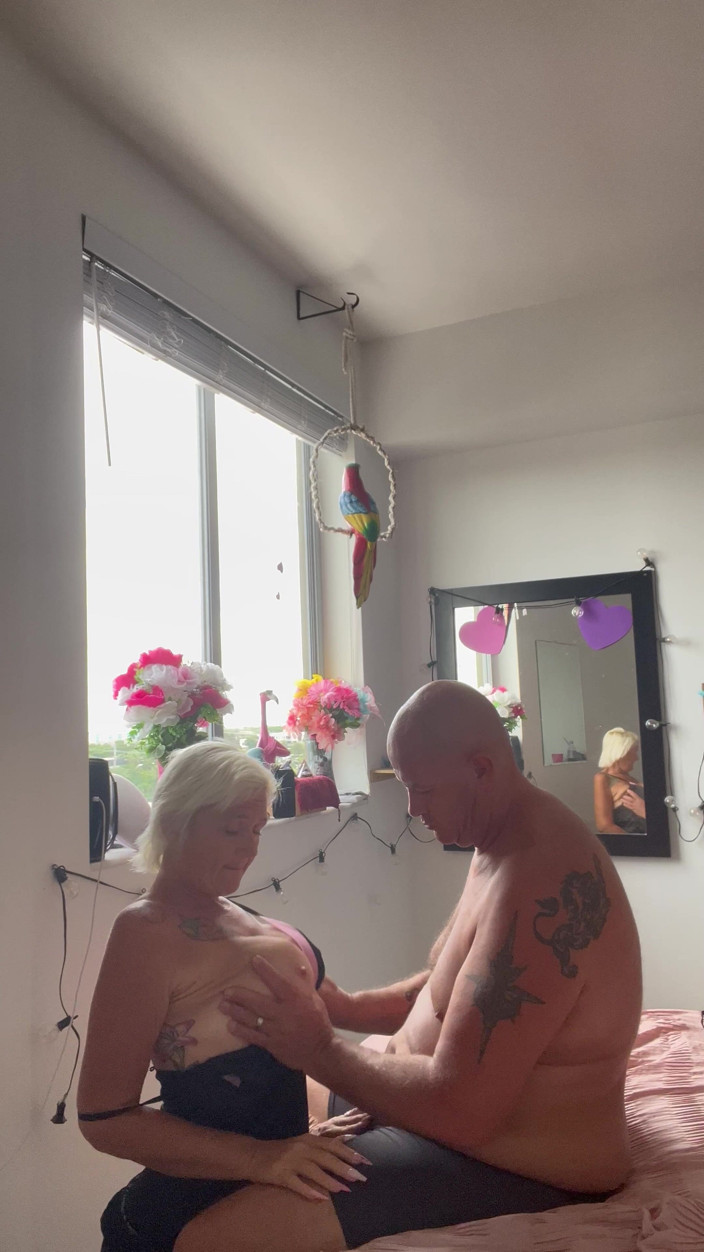 Greek Goddess Steph: Vedeta porno zeiță greacă Steph suge pula în acest videoclip erotic