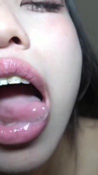 Sorriso amigável e charme sem esforço, uma bela funcionária da loja compartilha um momento íntimo