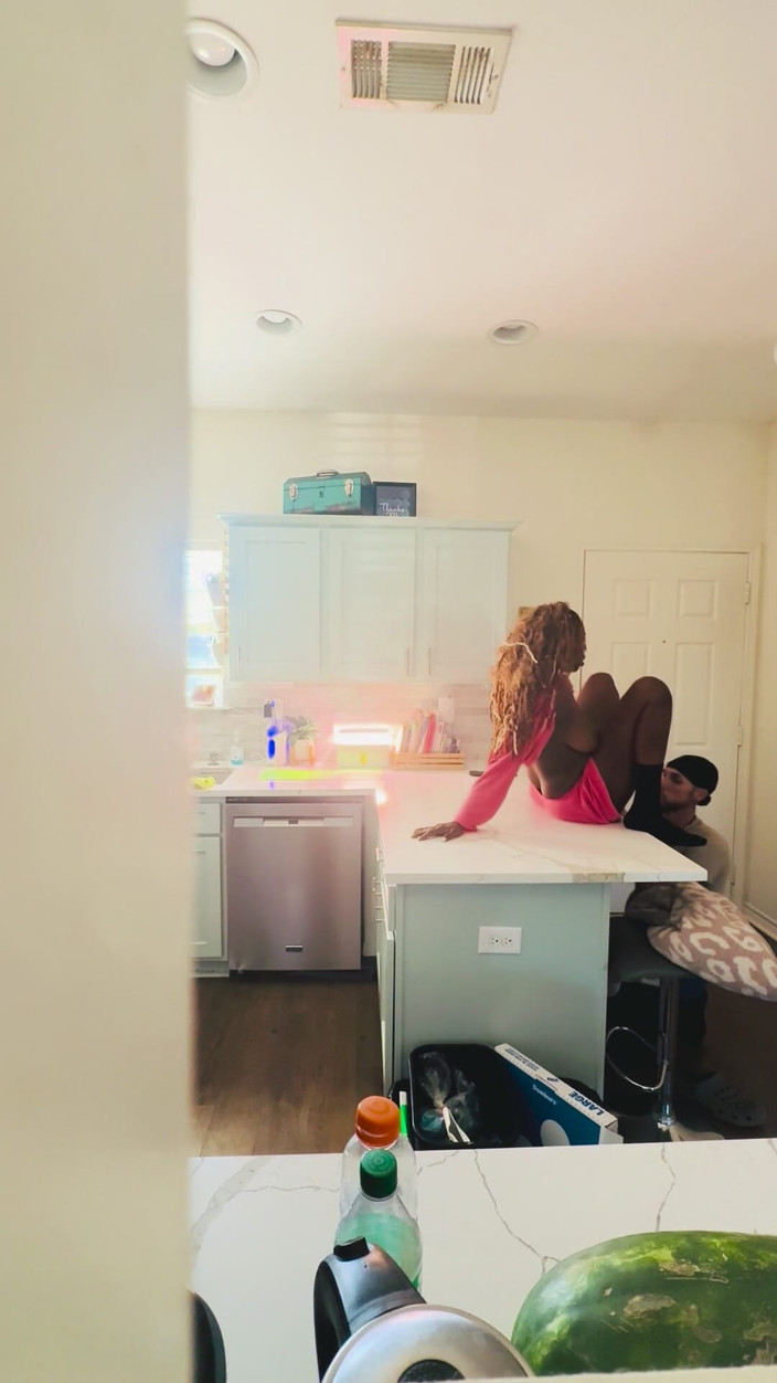 White chocolate: Üvey adam zenci büyük memeli annesini beyaz komşusunu sikerken yakalıyor.