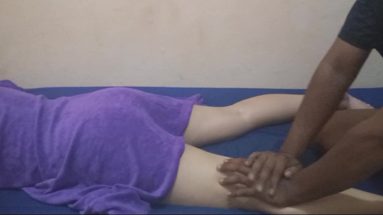 Angelina Pop: Váy cưới của dì kế Anne thật đáng yêu khi được bạn...