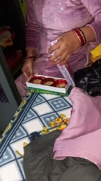 पंजाबी भाभी अपनी पोशाक बदल रही है।