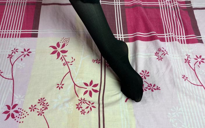 Gloria Gimson: सेक्सी मालकिन द्वारा काले स्टॉकिंग पहनी कोमल पैरों वाली कामुकता एकल