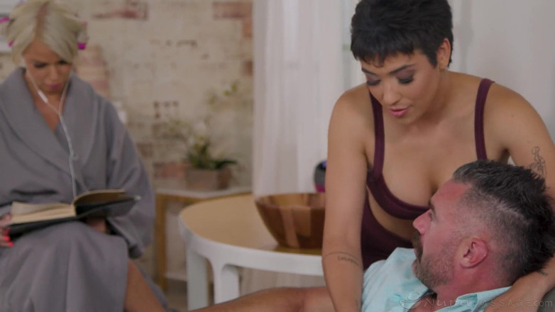 Nuru Massage: Masaż Nuru - gorący trójkąt z fałszywą nową masażystką Coco Lovelock