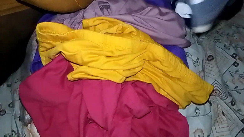 Jaanu294: En el color amarillo, la braga azul gow es