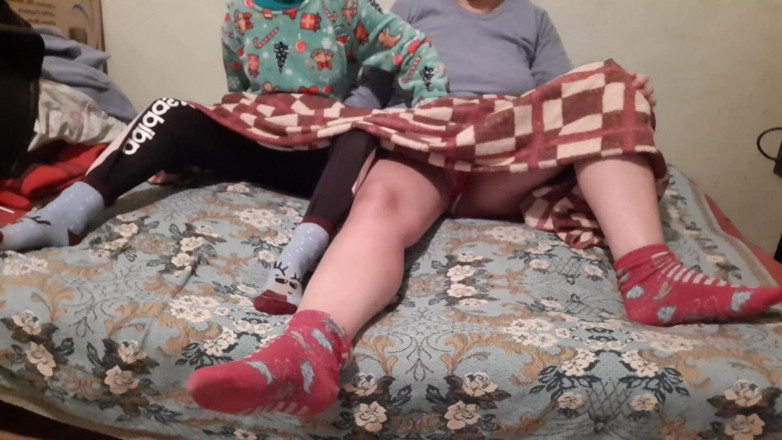 Lesbian-candys: Üvey çocuklarımız yanımızda bir film izlerken yorganın altında karşılıklı mastürbasyon yapıyoruz