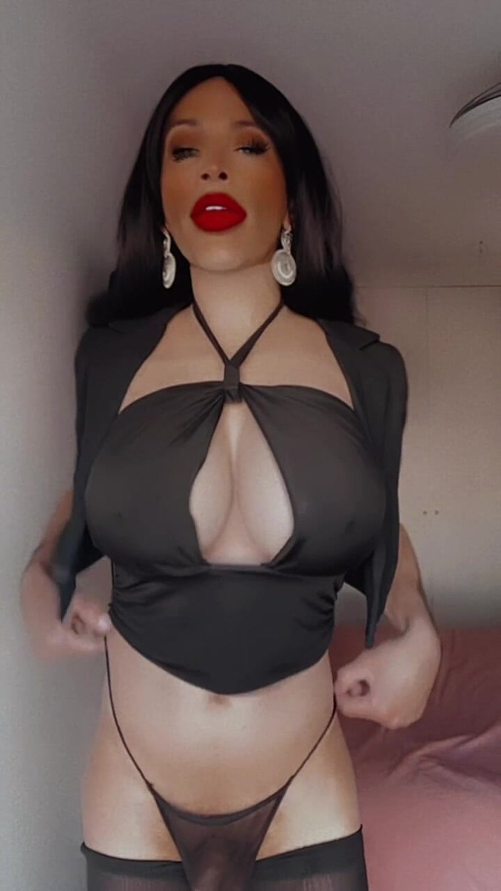 Sissy Slut Brianna: 甘い表情、危険な意図