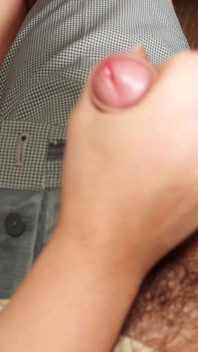 Il mio cazzo sborra sulle sue gambe