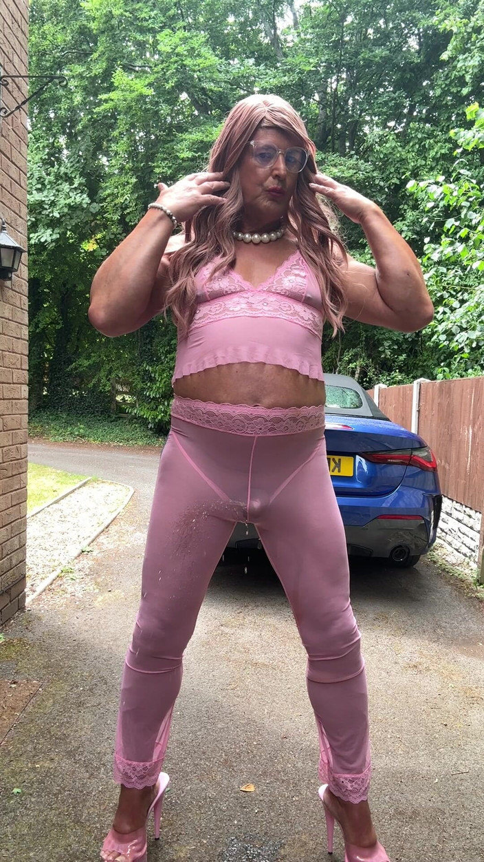 Kellycd2022: Sexy Crossdresser Kellycd2022 v růžovém oblečení a podpatcích