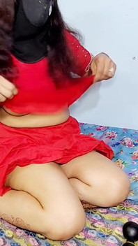 ek dijital randi vhatsep par grahak ki mang par pradarshan karti hai