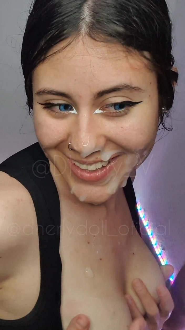 DherlyDoll: Můj soused mě nechá vystříkat se na obličej jeho manželky,...