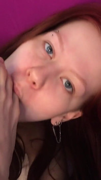 Krásná zrzka mi saje nohy a prsty na nohou POV