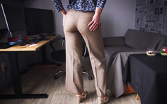 Teasecombo 4K: Sexy sekretářka škádlí viditelné kalhotky v těsných kalhotách