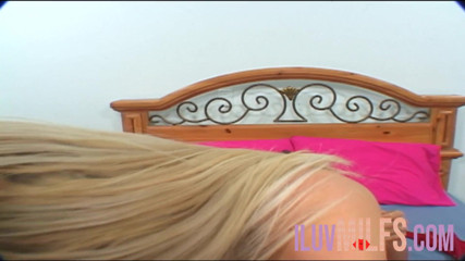 Iluvmilfs: Sarışın büyük memeli orta yaşlı seksi kadın amcığı parçalanıyor