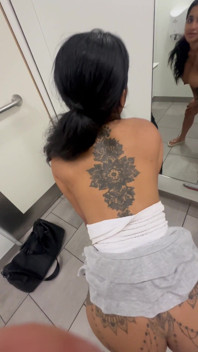 Sesso Nel Bagno Dell'aeroporto Con Mio Marito Enorme Sborrata in Faccia