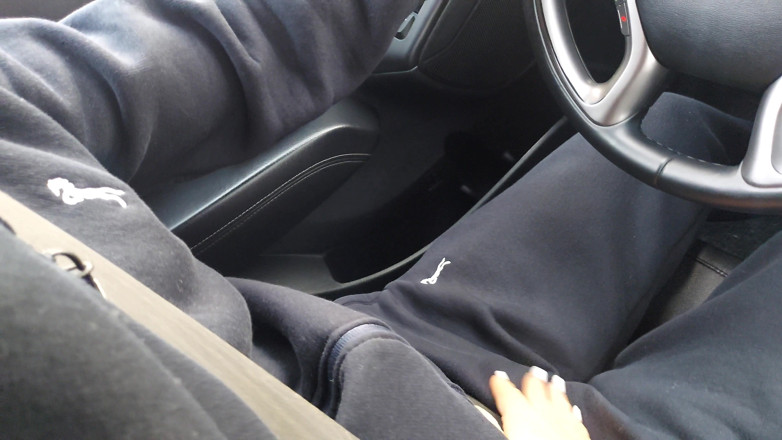 Step Mommy: Tante seksi menggoda sopir taksi di dalam mobil dengan stoking...