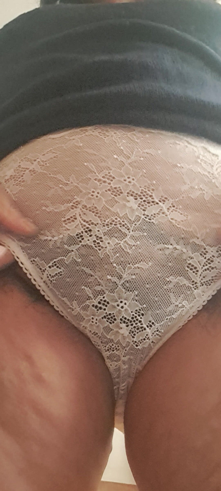 Mommy big hairy pussy: 20250819_141232.mp4mom hladí její kundičku prsty přes kalhotky