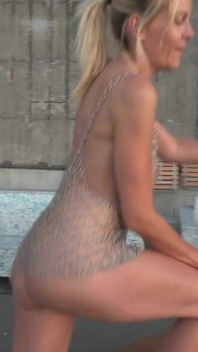 Rubia con pervertimientos se mete en el tejado