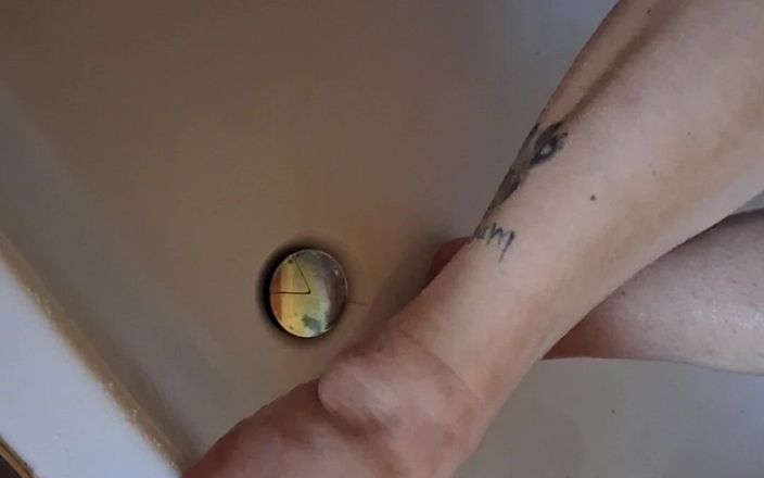 Hot-Pussy66: Vuile voeten wassen in de badkuip