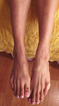 Athena má sexy barefeet