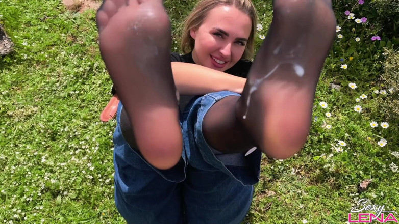 Goddess Lena: Footjob di montagna greca con piedi in nylon sudati - Creampie...