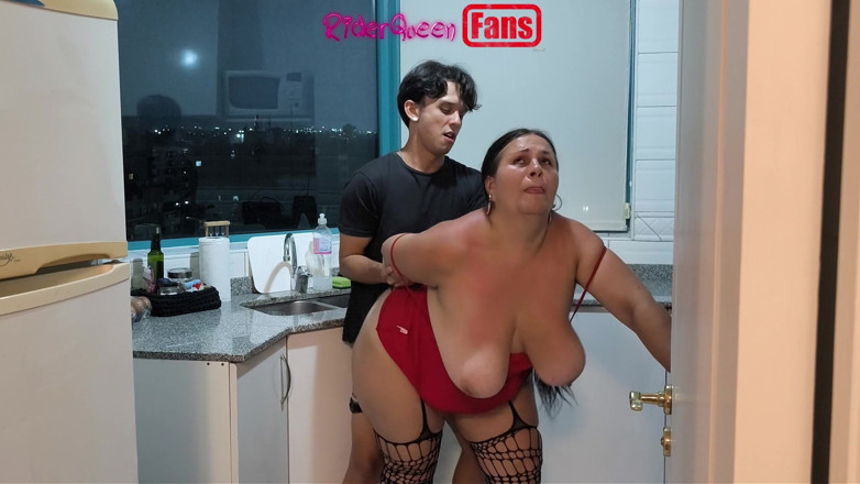 Riderqueen: Madrastra sexy en la cocina - video para fanáticos