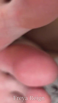 Pov foot focused cuck: bú vào những cái chân dài của tôi trong khi tôi bị đụ