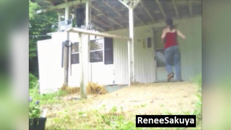 Renee Sakuya: Dikunci keluar, kencing berkebun dalam seluar jeans tidak sengaja