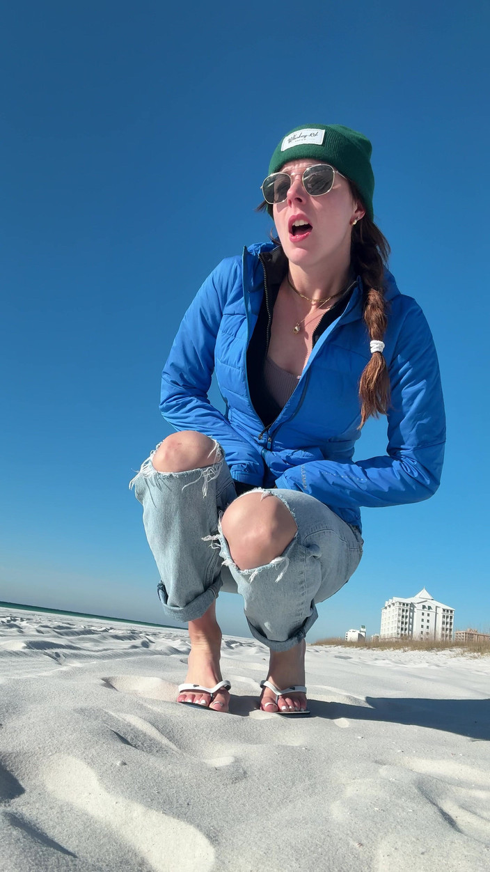 Nadia Foxx: Procházka po pláži volá po rychlém orgasmu!