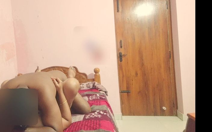 Black & white desicat: Sreejaa si tante seksi dengan toket bahenol lagi asik ngentot...