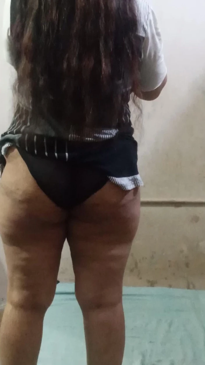 Yasmeen: Sexy Mature Changing Her Clothes Again