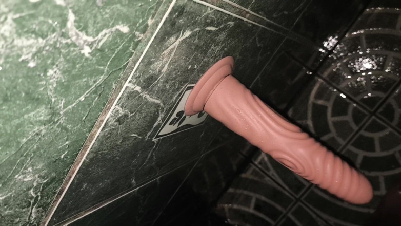 Theblackxxx: en el baño con un dildo y una polla