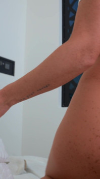 Der klient hat während einer massage von einer schönen masseuse eine latte bekommen