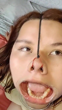 Awek montel yang cantik ini suka menggunakan air mani saya sebagai krim gaya
