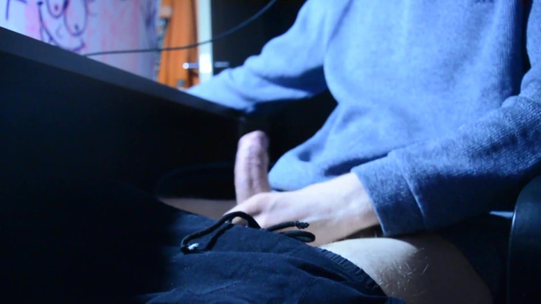 Vinn th20: I masturbate dick while the girl is at work.