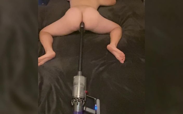 Lucas Nathan King: Huge Ass Bubble Butt Guy Fucks with Vacuum Cleaner