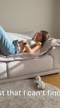 İki lezbiyen güçlü kokulu ayaklara sahip kadın güreş maçı yapıyor
