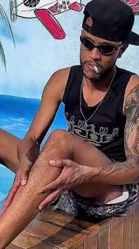 Smoking Na Beira Da Piscina Com Banho De Óleo Hidratando a Pika