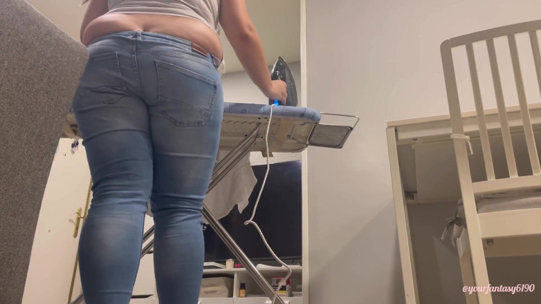 Your fantasy studio: Butt Crack i jeans medan du stryker