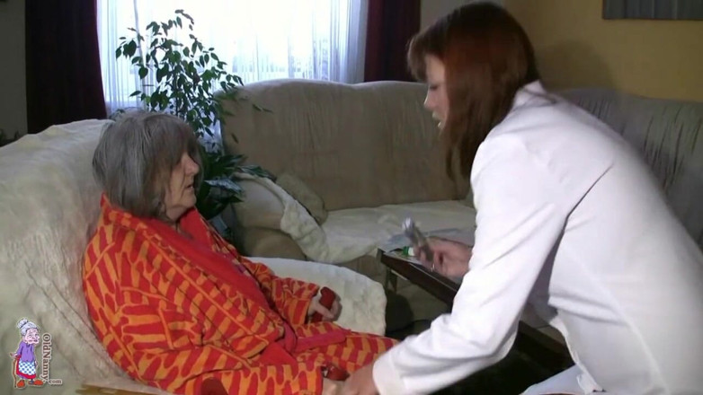 Aged Love: Stara niania - Katerina kąpie się z pomocą swojej niani