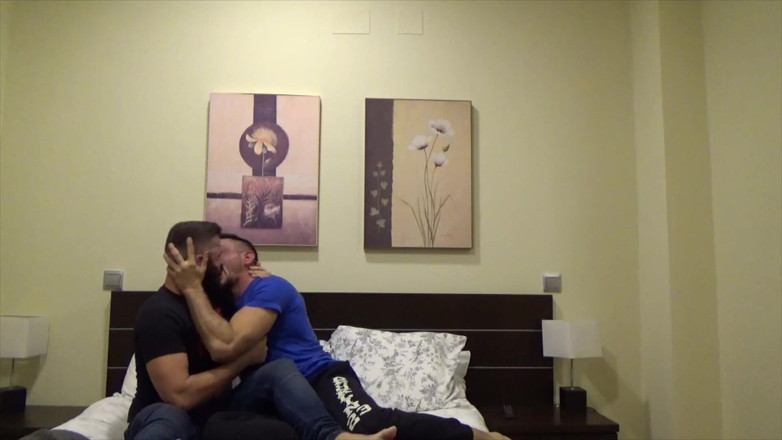 Gaybareback: Backstrage na webové kameře, svalové hřebci šukají bez sedla