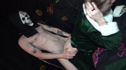 Gaybareback: Jerome James šuká bez sedla Romy Toon na Halloween