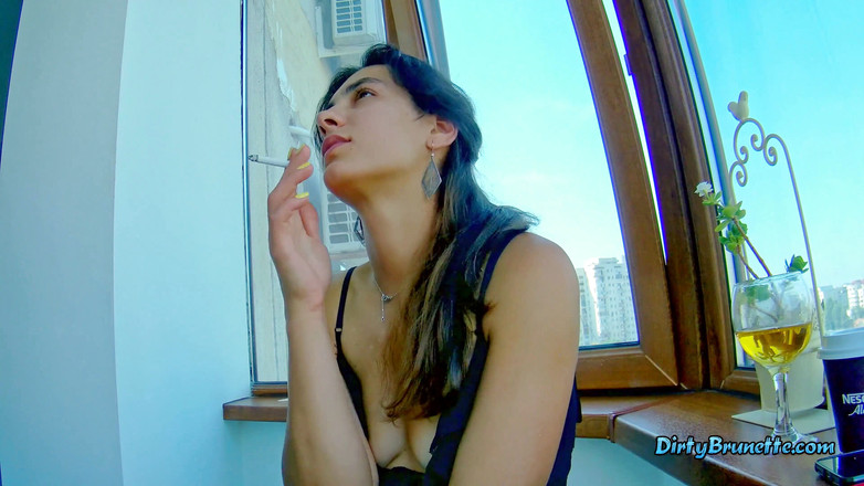 Dirty Brunette: Niesamowita brunetka pali i masturbuje się