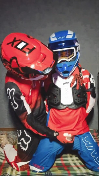 Sneakersmax98: Un tip într-un echipament motocross primește o porție pe Mxhelmet