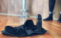 पैंट में सूली पर चढ़ने में हस्तमैथुन