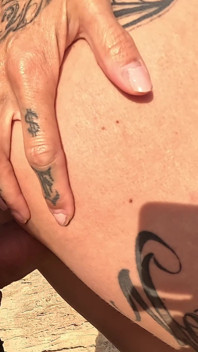 Mamei sexy tatuate îi place să se fută în aer liber