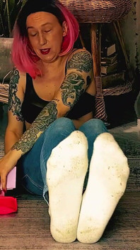 Doamna Angela se machiază în timp ce te holbezi la blugii mei murdari de mamă sexy